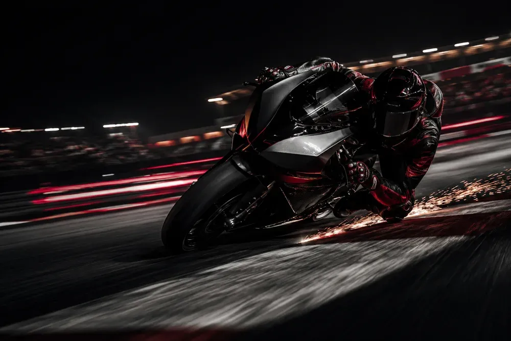 夜のサーキットを走るMotoGPマシンのイメージ画像（特定チームの車両ではありません）